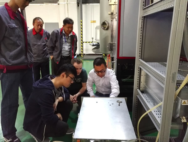 霍廷格工程師現(xiàn)場(chǎng)指導(dǎo)HIPIMS電源在真空離子鍍膜機(jī)的結(jié)合測(cè)試